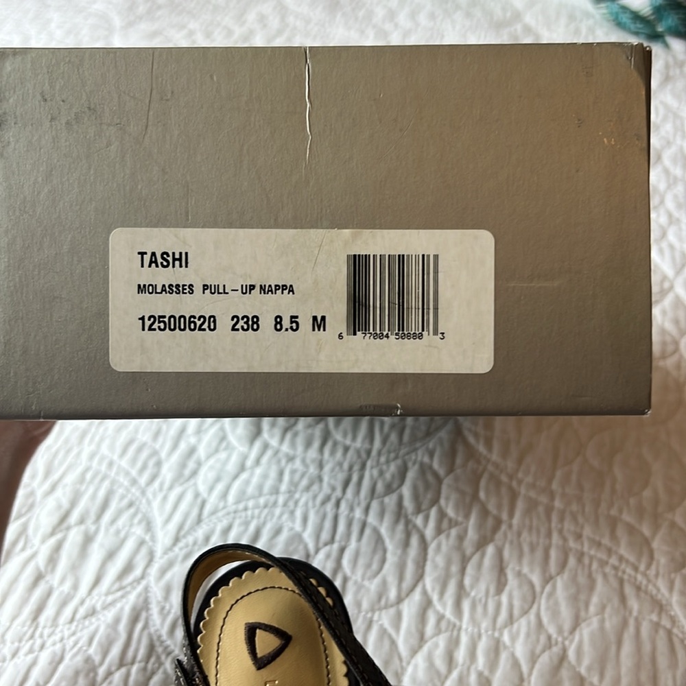 Liz Claiborne Black Sandals with Cross-Strap Design - Picture 3 of 6